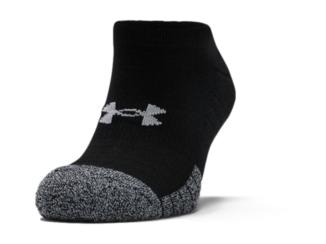 Tres calcetines Under Armour color negro con detalles en gris en la punta y el talón.