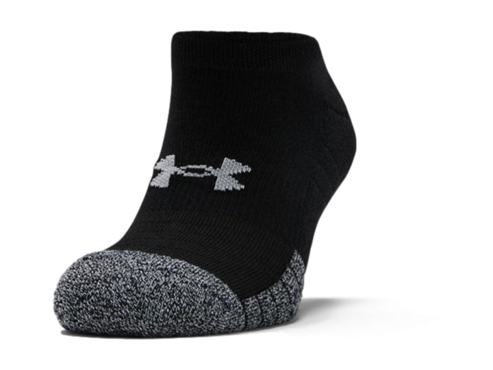 Tres calcetines Under Armour color negro con detalles en gris en la punta y el talón.