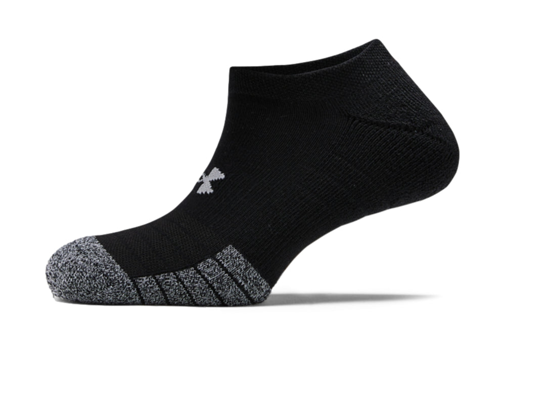 Tres calcetines Under Armour color negro con detalles en gris en la punta y el talón.
