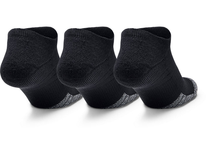 Tres calcetines Under Armour color negro con detalles en gris en la punta y el talón.