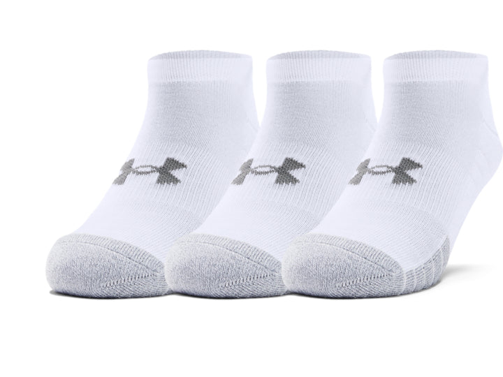 Set de tres calcetines Under Armour blancos con punta gris y logotipo gris en el empeine.