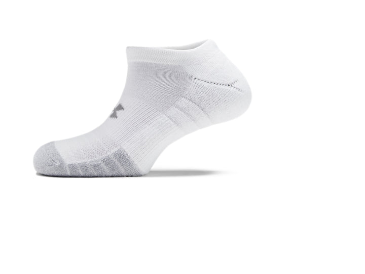 Set de tres calcetines Under Armour blancos con punta gris y logotipo gris en el empeine.