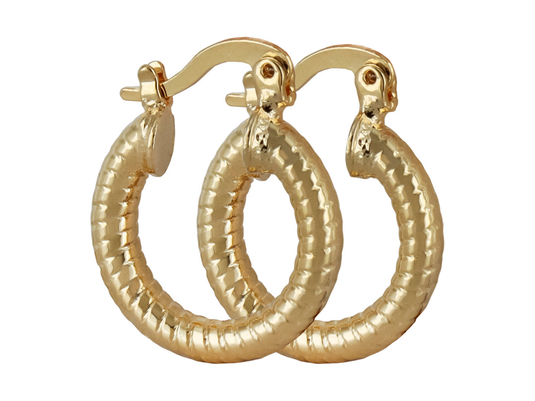 Par de aretes tipo arracada en color dorado con textura acanalada y cierre de clip.