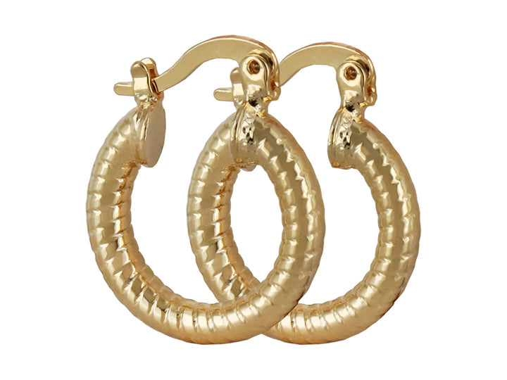 Par de aretes tipo arracada en color dorado con textura acanalada y cierre de clip.