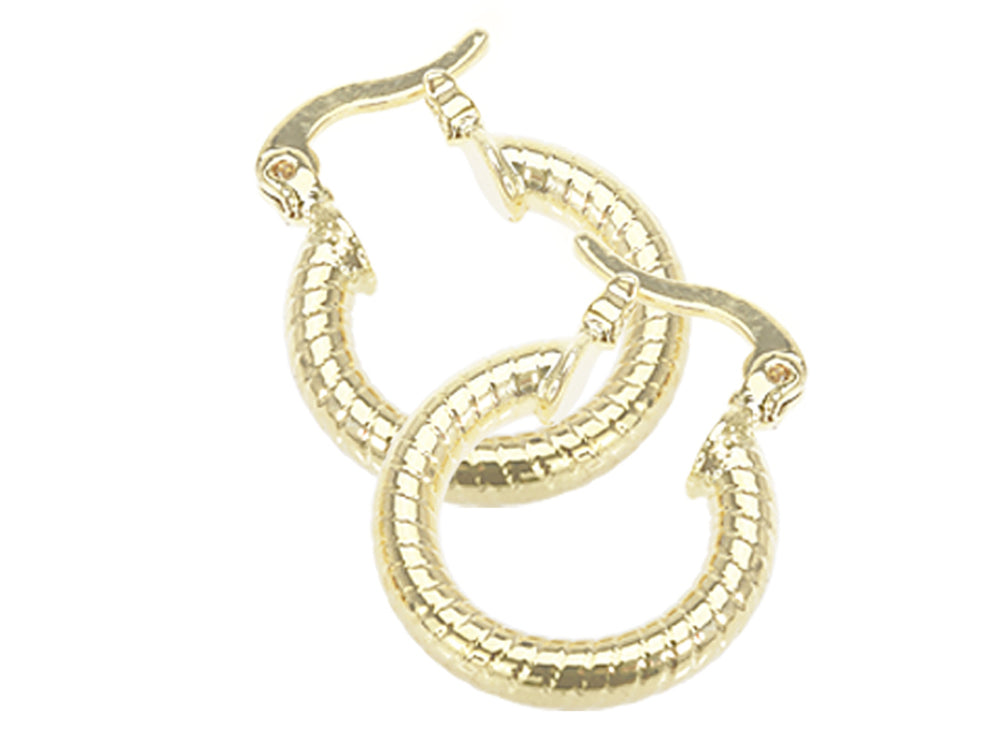 Par de aretes tipo arracada en color dorado con textura acanalada y cierre de clip.