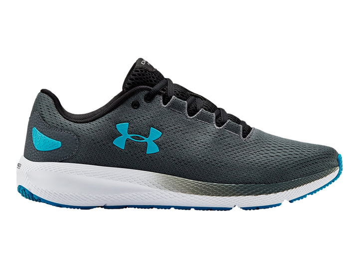 Tenis deportivos Under Armour UA Charged Pursuit 2 en color gris con suela blanca y detalles en azul.