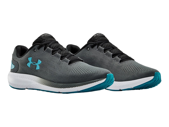 Tenis deportivos Under Armour UA Charged Pursuit 2 en color gris con suela blanca y detalles en azul.