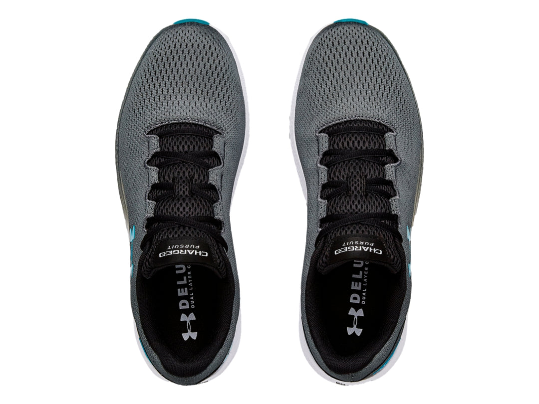 Tenis deportivos Under Armour UA Charged Pursuit 2 en color gris con suela blanca y detalles en azul.