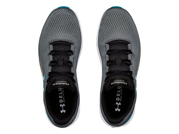 Tenis deportivos Under Armour UA Charged Pursuit 2 en color gris con suela blanca y detalles en azul.