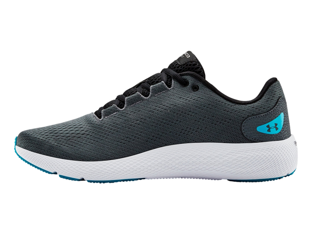 Tenis deportivos Under Armour UA Charged Pursuit 2 en color gris con suela blanca y detalles en azul.