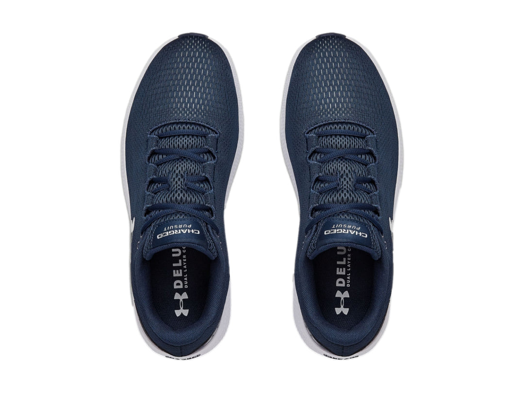 Tenis deportivos Under Armour en color azul marino con suela blanca y logotipo blanco.