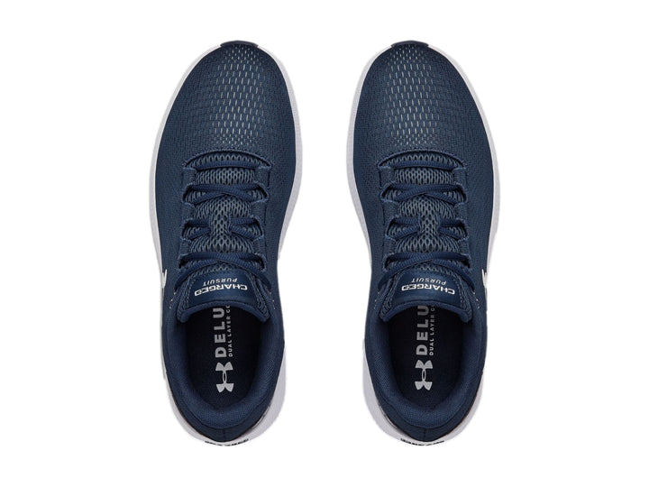 Tenis deportivos Under Armour en color azul marino con suela blanca y logotipo blanco.
