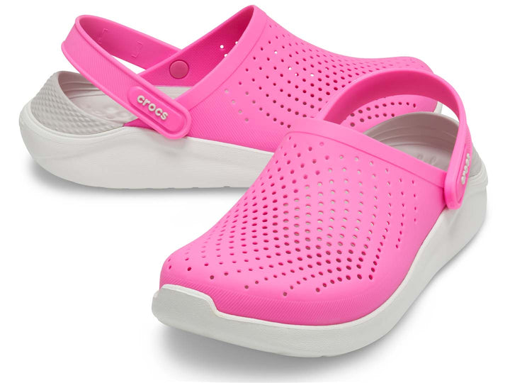 Zuecos Crocs LiteRide para mujer en color rosa eléctrico con suela blanca y correa ajustable.