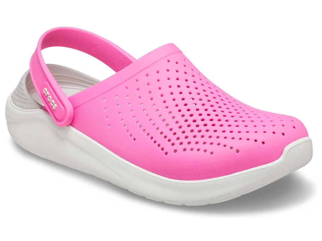 Zuecos Crocs LiteRide para mujer en color rosa eléctrico con suela blanca y correa ajustable.
