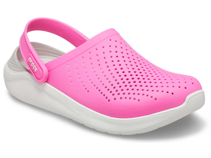 Zuecos Crocs LiteRide para mujer en color rosa eléctrico con suela blanca y correa ajustable.