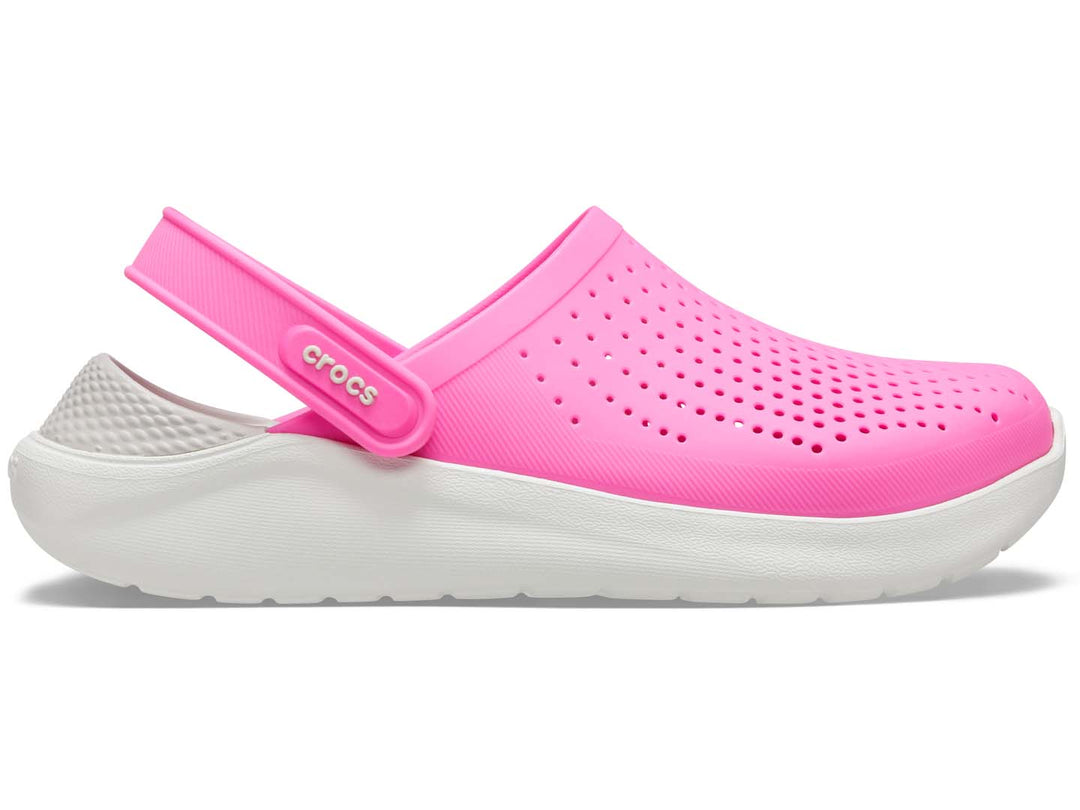 Zuecos Crocs LiteRide para mujer en color rosa eléctrico con suela blanca y correa ajustable.