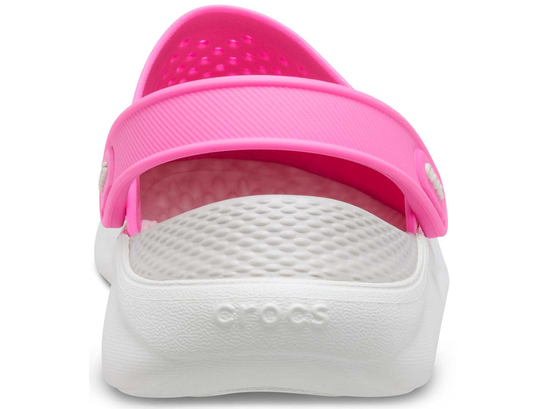 Zuecos Crocs LiteRide para mujer en color rosa eléctrico con suela blanca y correa ajustable.