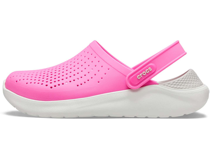 Zuecos Crocs LiteRide para mujer en color rosa eléctrico con suela blanca y correa ajustable.