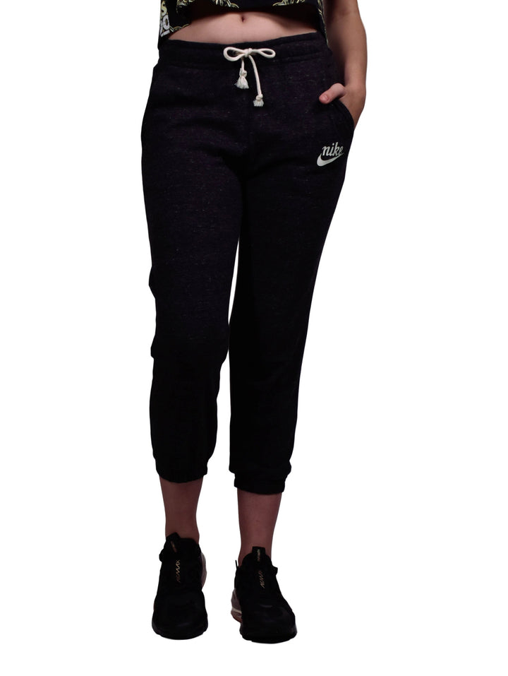 Pantalones deportivos Nike color negro para mujer con cordón ajustable en la cintura.
