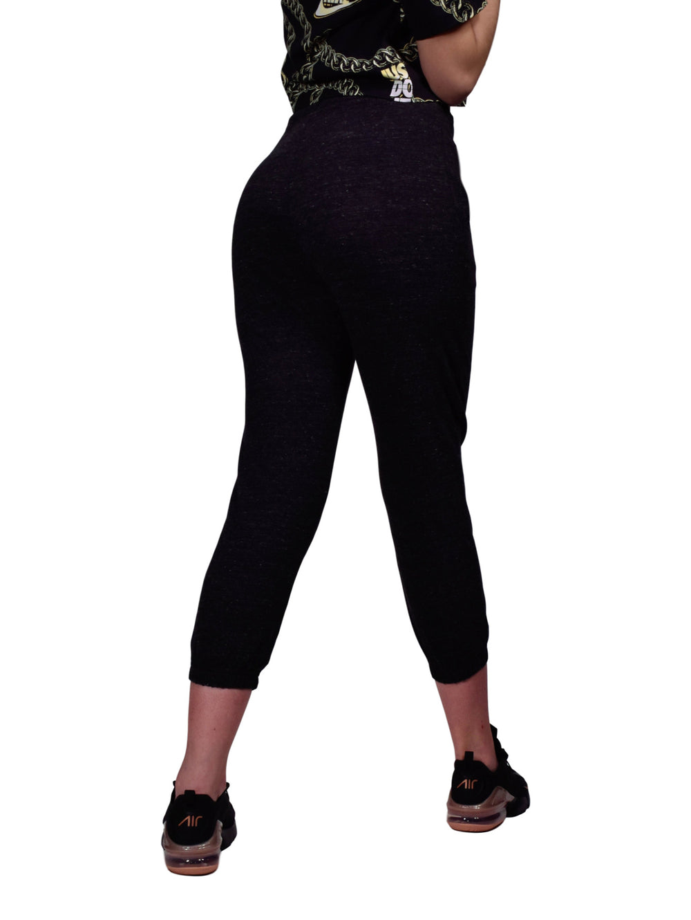 Pantalones deportivos Nike color negro para mujer con cordón ajustable en la cintura.