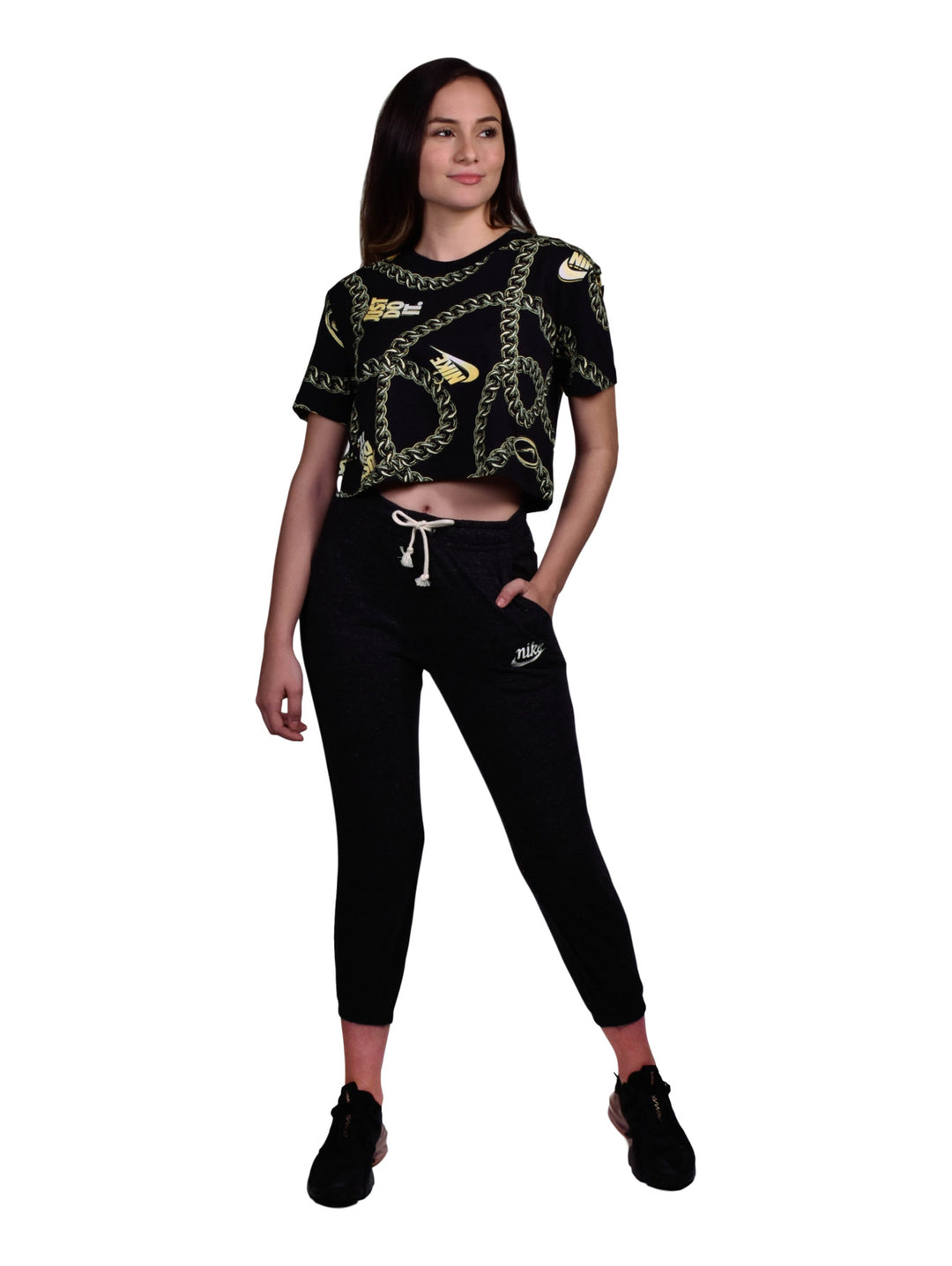 Pantalones deportivos Nike color negro para mujer con cordón ajustable en la cintura.