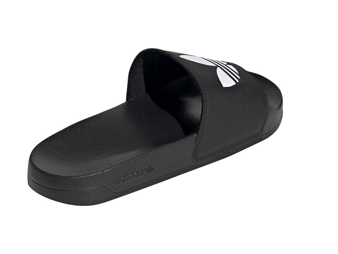 Sandalia Adidas Adilette Lite en color negro con logo blanco en la banda superior.