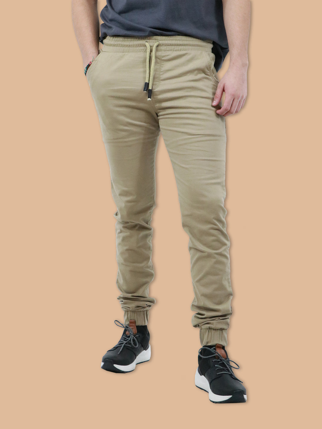Hombre vistiendo pantalones jogger color kaki con cintura elástica y cordón