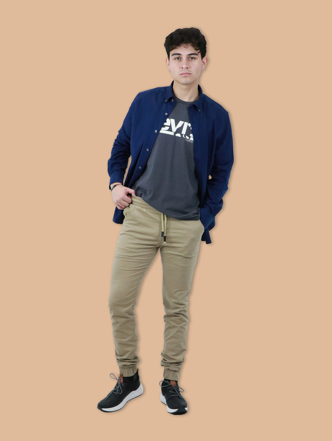 Hombre vistiendo pantalones jogger color kaki con cintura elástica y cordón