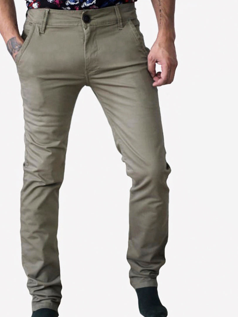 Pantalón de gabardina para hombre en color eucalipto con corte ajustado.