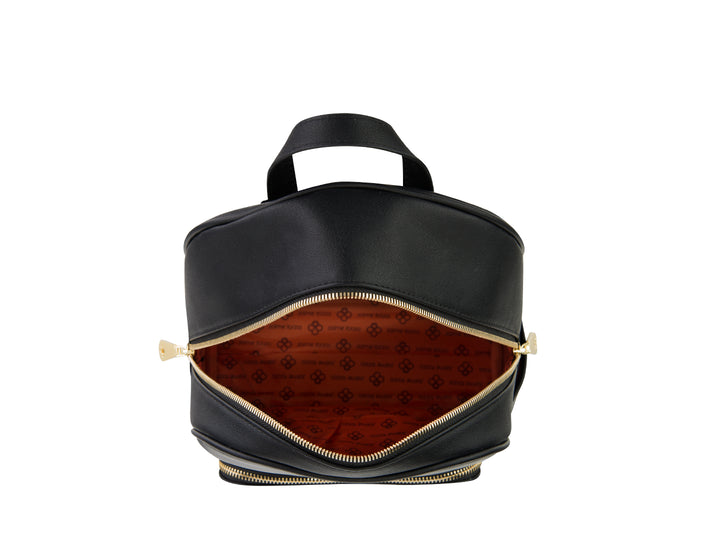 Mochila negra de Jaime Ibiza con herrajes y logotipo en color dorado, diseño liso y bolsillo frontal con cierre.