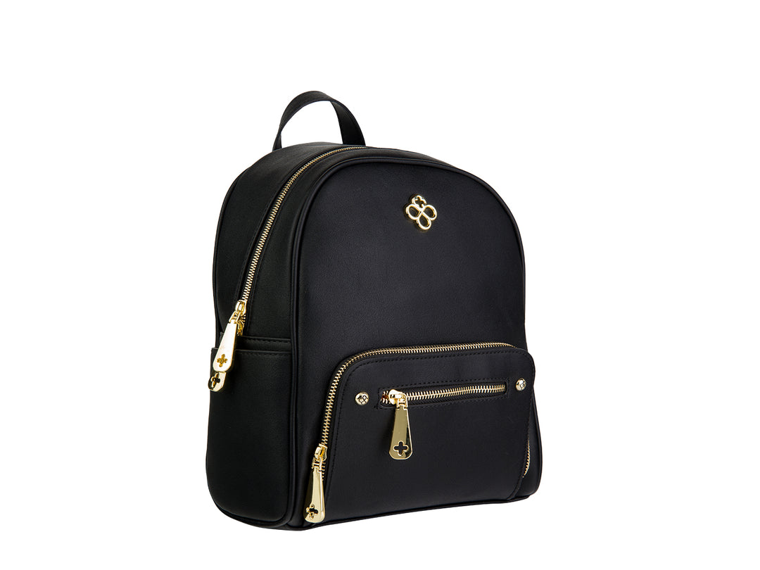 Mochila negra de Jaime Ibiza con herrajes y logotipo en color dorado, diseño liso y bolsillo frontal con cierre.