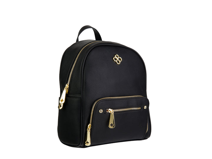 Mochila negra de Jaime Ibiza con herrajes y logotipo en color dorado, diseño liso y bolsillo frontal con cierre.