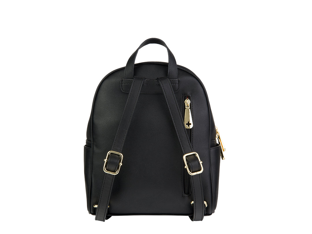Mochila negra de Jaime Ibiza con herrajes y logotipo en color dorado, diseño liso y bolsillo frontal con cierre.