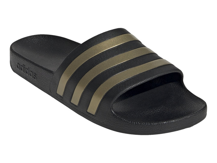 Sandalia Adidas color negro con tres franjas doradas en la correa superior.