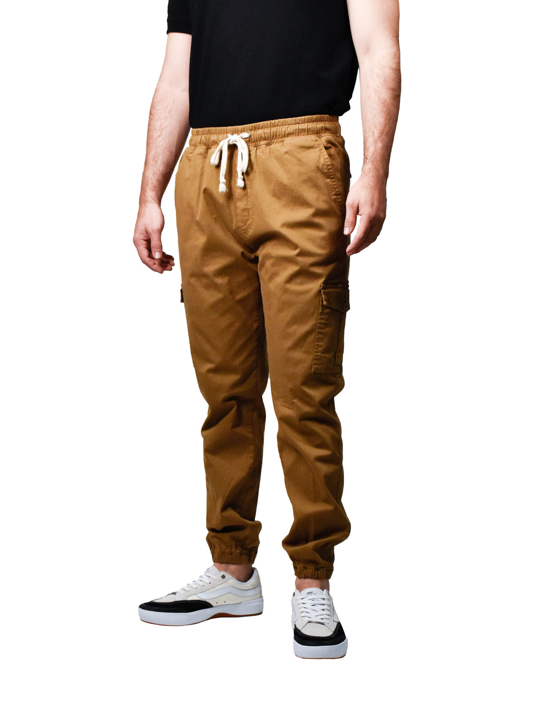Hombre vistiendo pantalones joggers color oro con cintura elástica y cordones blancos.