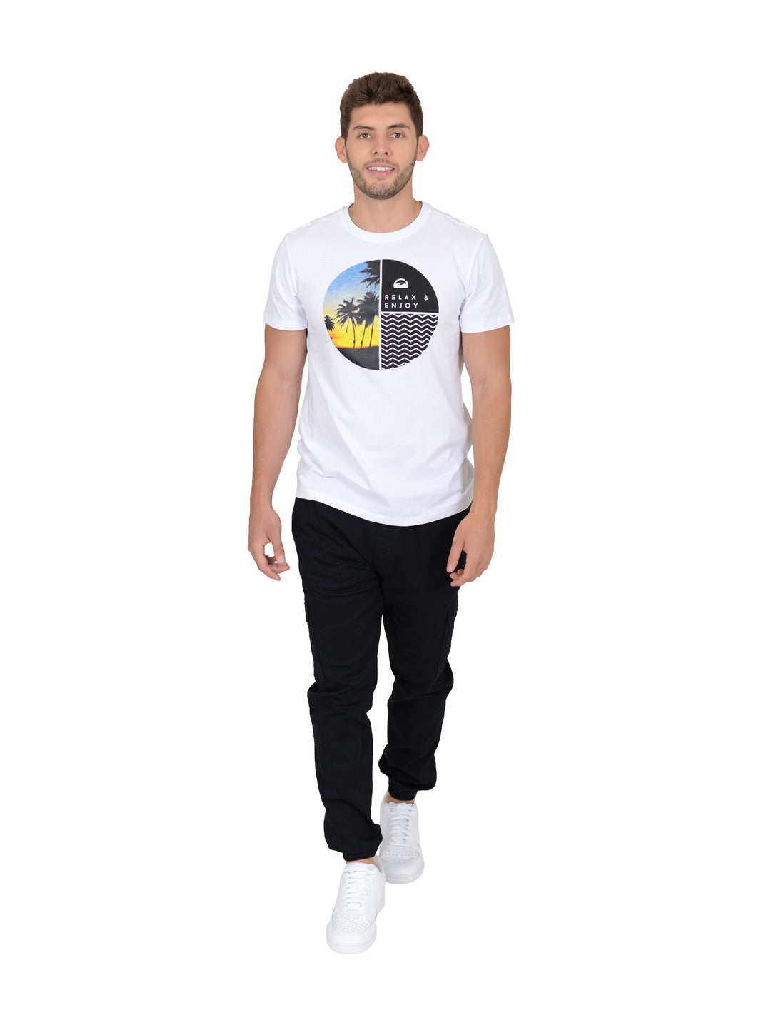Hombre vistiendo joggers negros con cordones blancos y calzado blanco sobre fondo blanco.