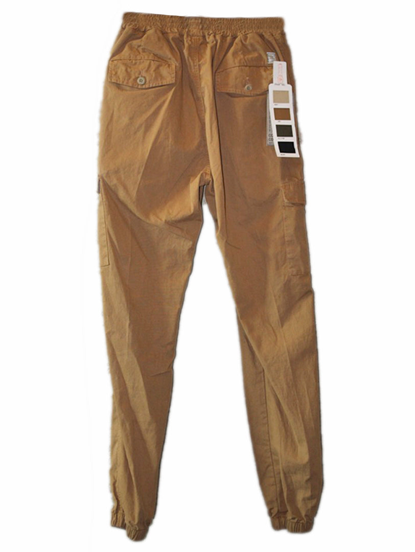 Pantalones joggers color militar con bolsillos cargo y cintura elástica con cordón.