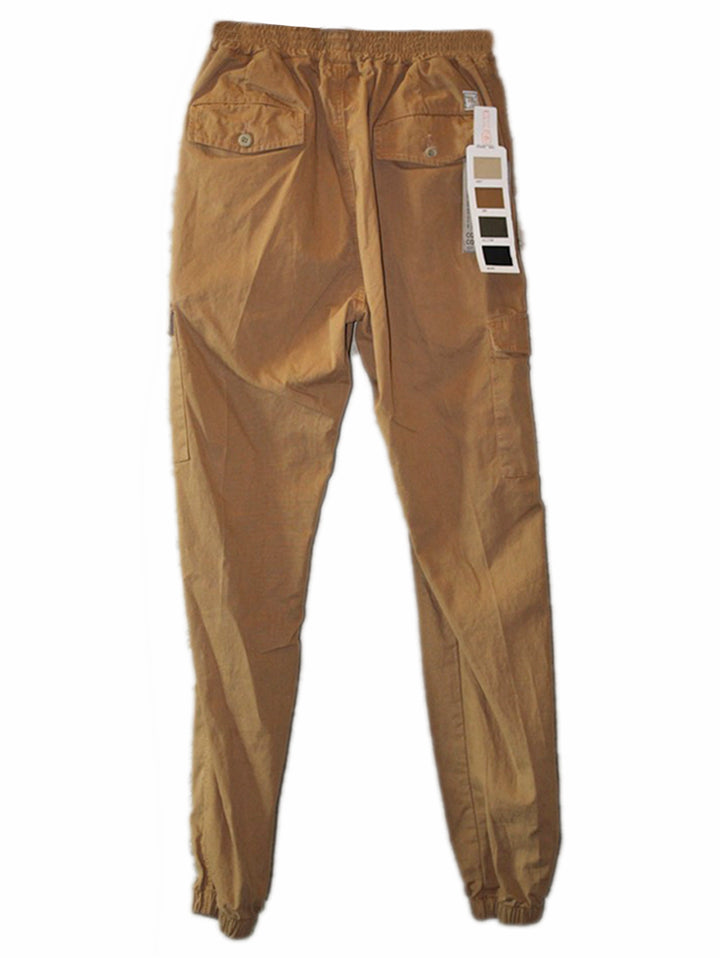 Pantalones joggers color militar con bolsillos cargo y cintura elástica con cordón.