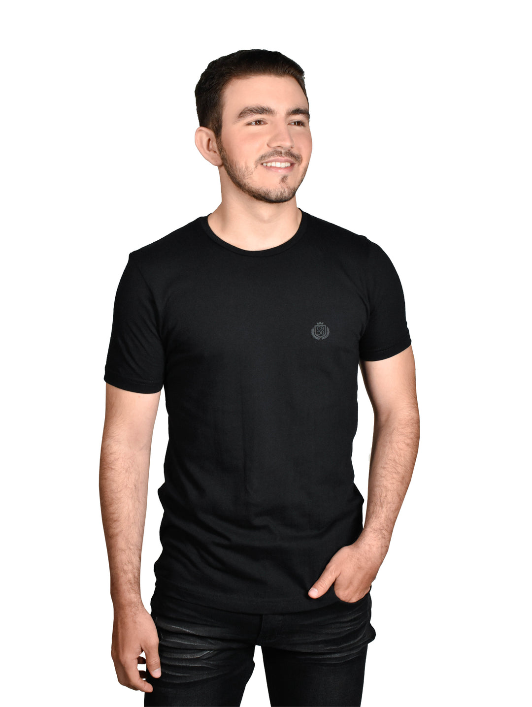 Hombre vistiendo una playera básica de color negro con cuello redondo y manga corta.