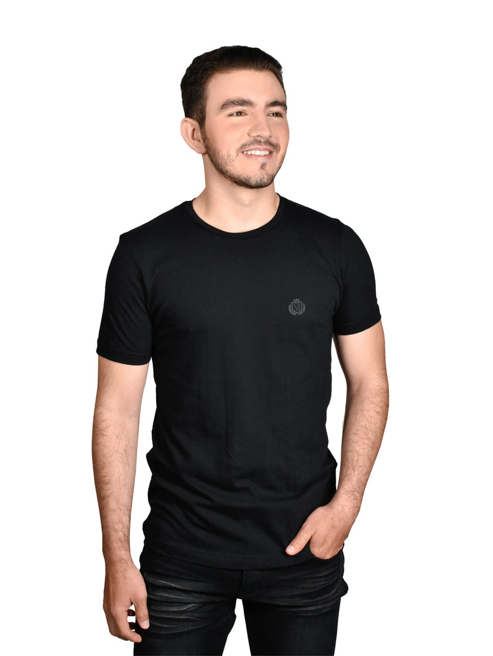 Hombre vistiendo una playera básica de color negro con cuello redondo y manga corta.
