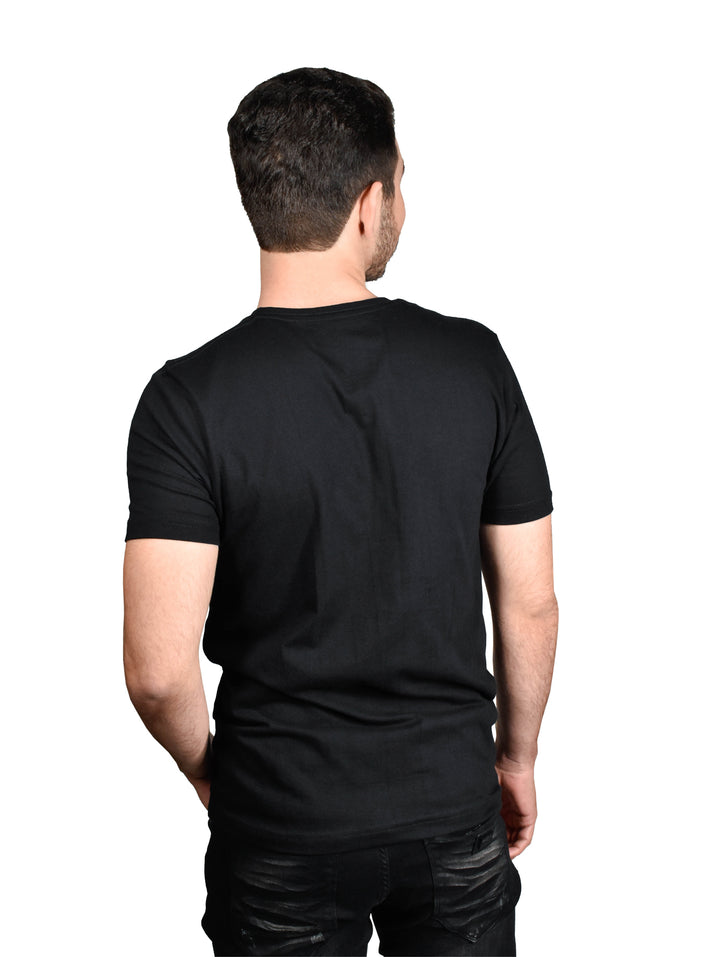Hombre vistiendo una playera básica de color negro con cuello redondo y manga corta.