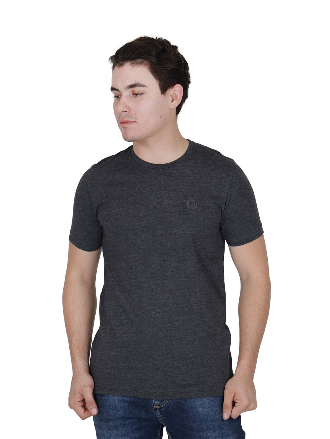 Hombre vistiendo una playera básica de cuello redondo y manga corta en color gris oxford.
