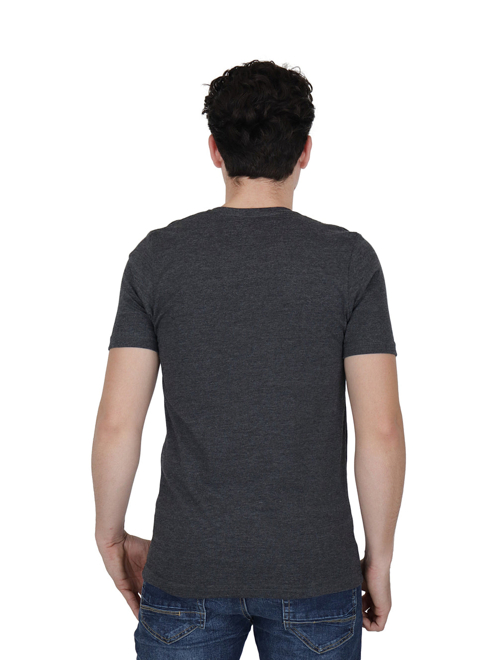 Hombre vistiendo una playera básica de cuello redondo y manga corta en color gris oxford.