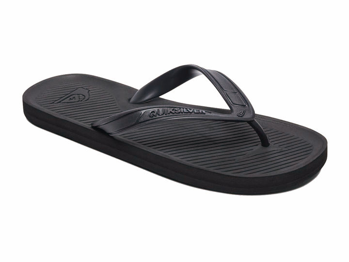 Sandalias Quiksilver color negro sólido con correa en Y y suela plana.