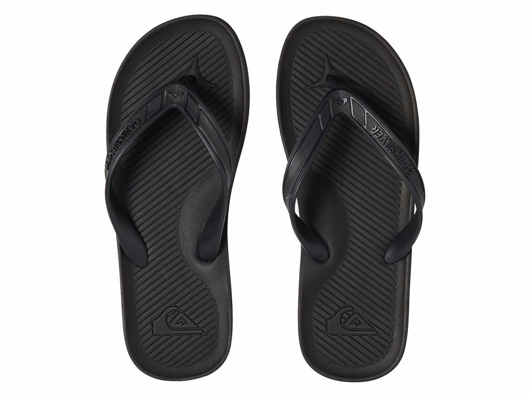 Sandalias Quiksilver color negro sólido con correa en Y y suela plana.