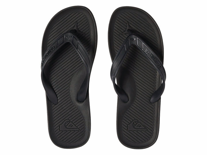 Sandalias Quiksilver color negro sólido con correa en Y y suela plana.
