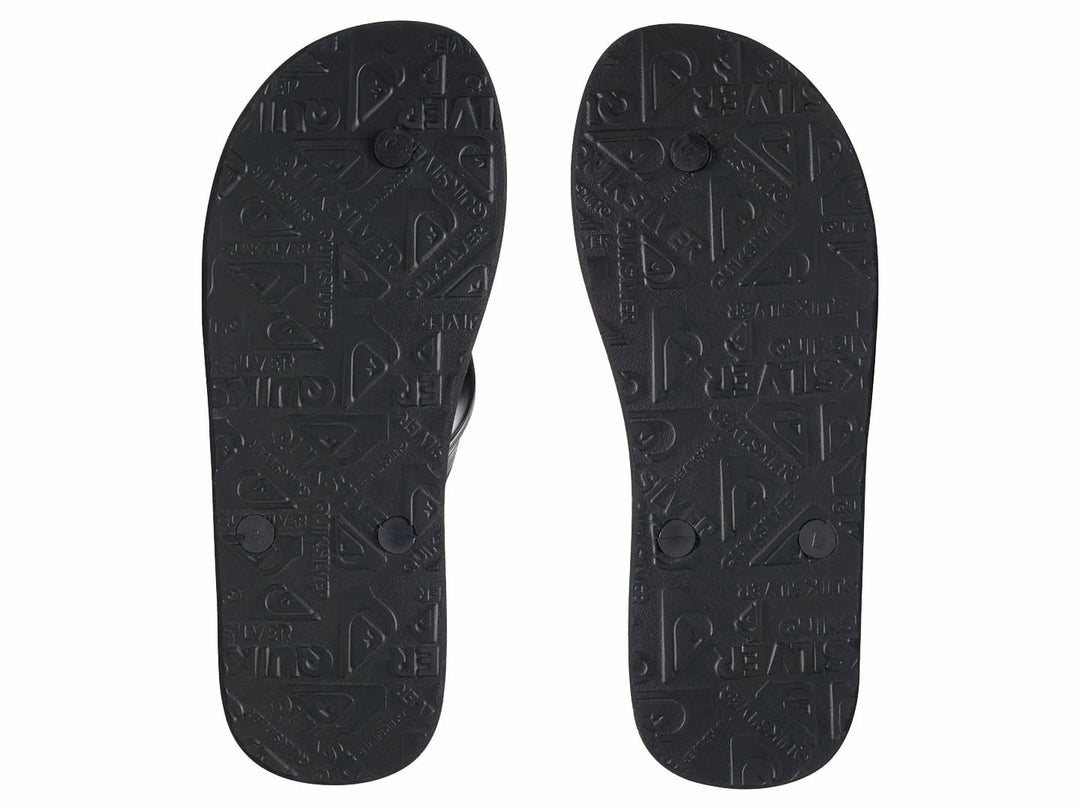 Sandalias Quiksilver color negro sólido con correa en Y y suela plana.