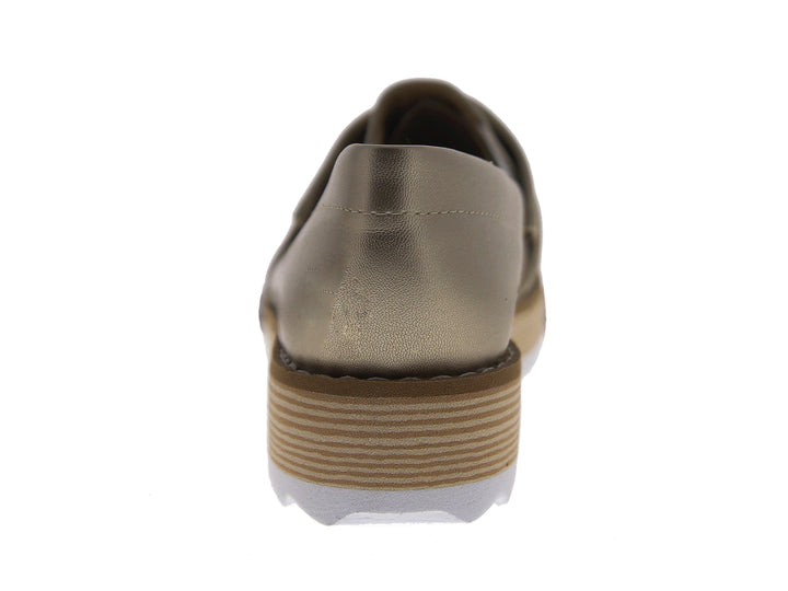 Zapatos mocasín color dorado metálico con moño frontal y suela de plataforma blanca y café.