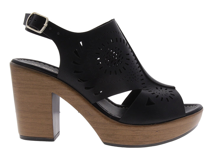 Sandalia negra para mujer con tacón y plataforma de madera y detalles calados.