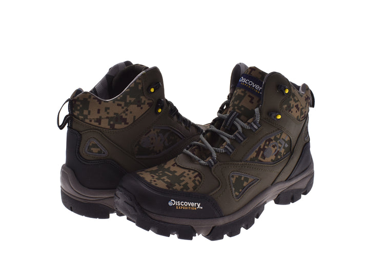Bota deportiva color verde militar con patrón de camuflaje y suela negra robusta.